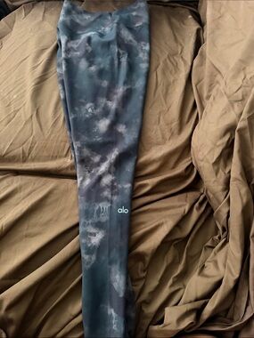 ALO Yoga Blue and Gray Tie-Dye Leggings